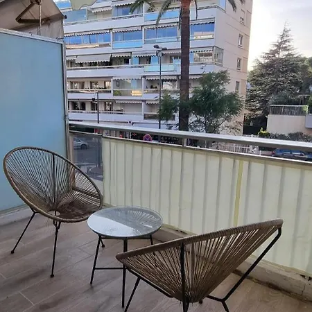 Renovated T2, Pkg, Walking Beaches, Palm Apartment *